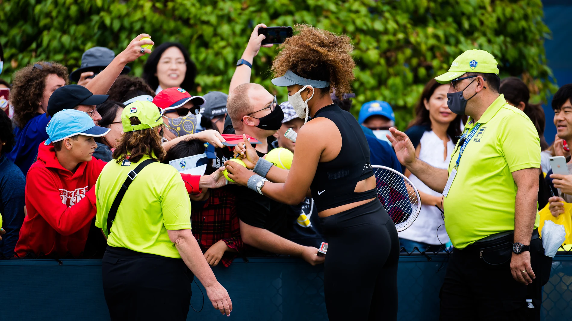Naomi Osaka firma autógrafos en Cincinnati