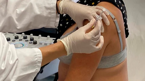 Una enfermera vacuna a una embarazada. EFE