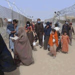 Miles de personas desesperadas se agolpan en el aeródromo para escapar del país tras el regreso de los talibanes y la imposición de un Emirato islámico.