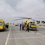 El helicóptero junto a la ambulancia