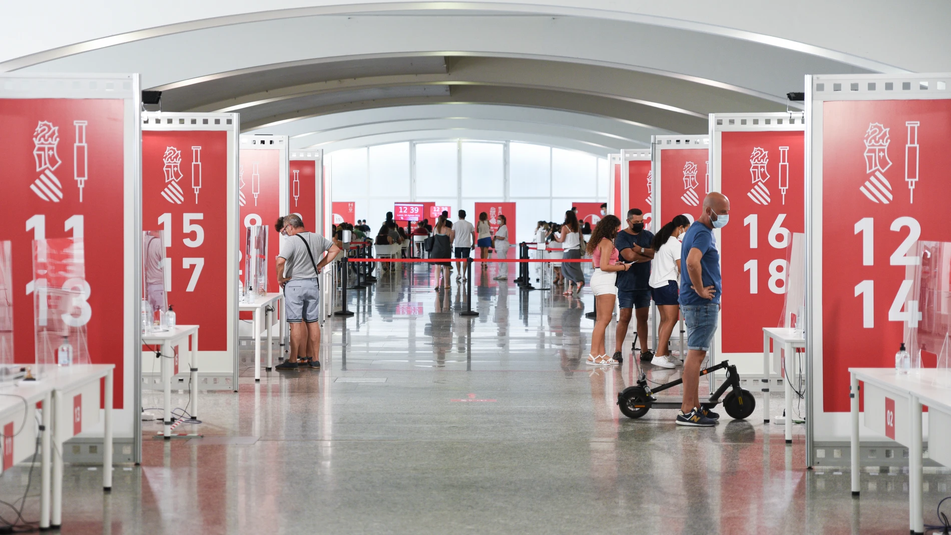 Vista general del día de la vacunación de los menores de 12 a 16 años con la primera dosis de la vacuna Moderna en la Ciudad de las Arte