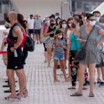 Colas en el centro de vacunación masiva de la Ciudad de las Artes y las Ciencias de Valencia el primer día de la vacunación a las personas con edades comprendidas entre los 12 y 19 años.