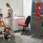 Una sanitaria vacuna a un adolescente con la primera dosis de la vacuna Moderna en la Ciudad de las Artes, a 16 de agosto de 2021, en Valencia, Comunidad Valenciana, (España). La Generalitat Valenciana ha arrancado esta semana la citación para todas las personas que quedan por vacunarse contra el coronavirus, entre ellos la franja de 12 a 16 años. Los adolescentes que no hayan cumplido los 16 años, pueden ir con sus padres o tutores o, por otro lado, acudir solos con la autorización firmada por sus padres. Los de 16 años o más pueden vacunarse sin acompañante.16 DE AGOSTO DE 2021;VALENCIA;COMUNIDAD VALENCIANA;JÓVENES;CORONAVIRUS;ADOLESCENTES;COVID-19;Jorge Gil / Europa Press16/08/2021