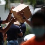 AME8938. CIUDAD DE PANAMÁ (PANAMÁ), 16/08/2021.- Autoridades panameñas cargan cajas con ayuda humanitaria en un centro de acopio hoy, en Ciudad de Panamá (Panamá). Panamá habilitó este lunes un centro de acopio de ayuda humanitaria para enviarla a Haití con la cooperación de Chile, tras el terremoto de magnitud 7,2 del pasado sábado que dejó más de un millar de fallecidos y miles de heridos y damnificados en el país caribeño. EFE/ Bienvenido Velasco