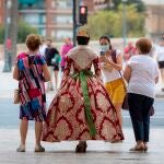 Una fallera se toma unas fotografías en el centro histórico de València