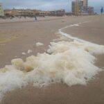 Imagen de la espuma amarilla aparecida esta mañana en la playa del Perellonet