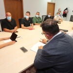 La consejera de Empleo e Industria, Ana Carlota Amigo, durante su reunión en Ponferrada con los responsables de LM Windpower y del comité de empresa
