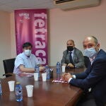 Firma del acuerdo entre Juan Luis Feltrero (Fetracal), Arcadio González (Facale) e Ignacio Santos (Junta)