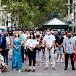 Familiares de las víctimas del atentado terrorista del 17A durante el homenaje celebrado hoy con una ofrenda de claveles blancos en las Ramblas de Barcelona, en el cuarto aniversario de los atentados y que contó con la presencia de afectados y autoridades, siendo la primera vez que se conmemora con tres miembros de la célula condenados. EFE/Quique Garcia