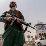 Un combatiente talibán monta guardia en un puesto de control, este martes en la ciudad de Kandahar. El mulá Baradar Akhund, jefe de la oficina política de los insurgentes en Catar, se dirige este martes a Afganistán tras declarar el fin de la guerra y la victoria talibán, en lo que supone aparentemente el primer viaje oficial de un líder talibán a Afganistán desde la caída del régimen insurgente en 2001. EFE/STRINGER