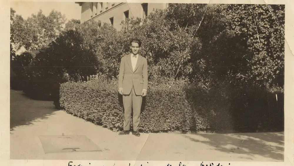 Federico García Lorca posa en la Residencia de Estudiantes de Madrid en 1919, recién ingresado.
