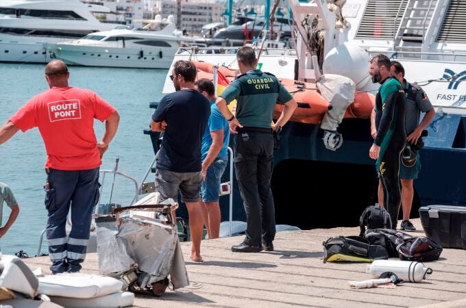 Guardias civiles en el Puerto de Ibiza