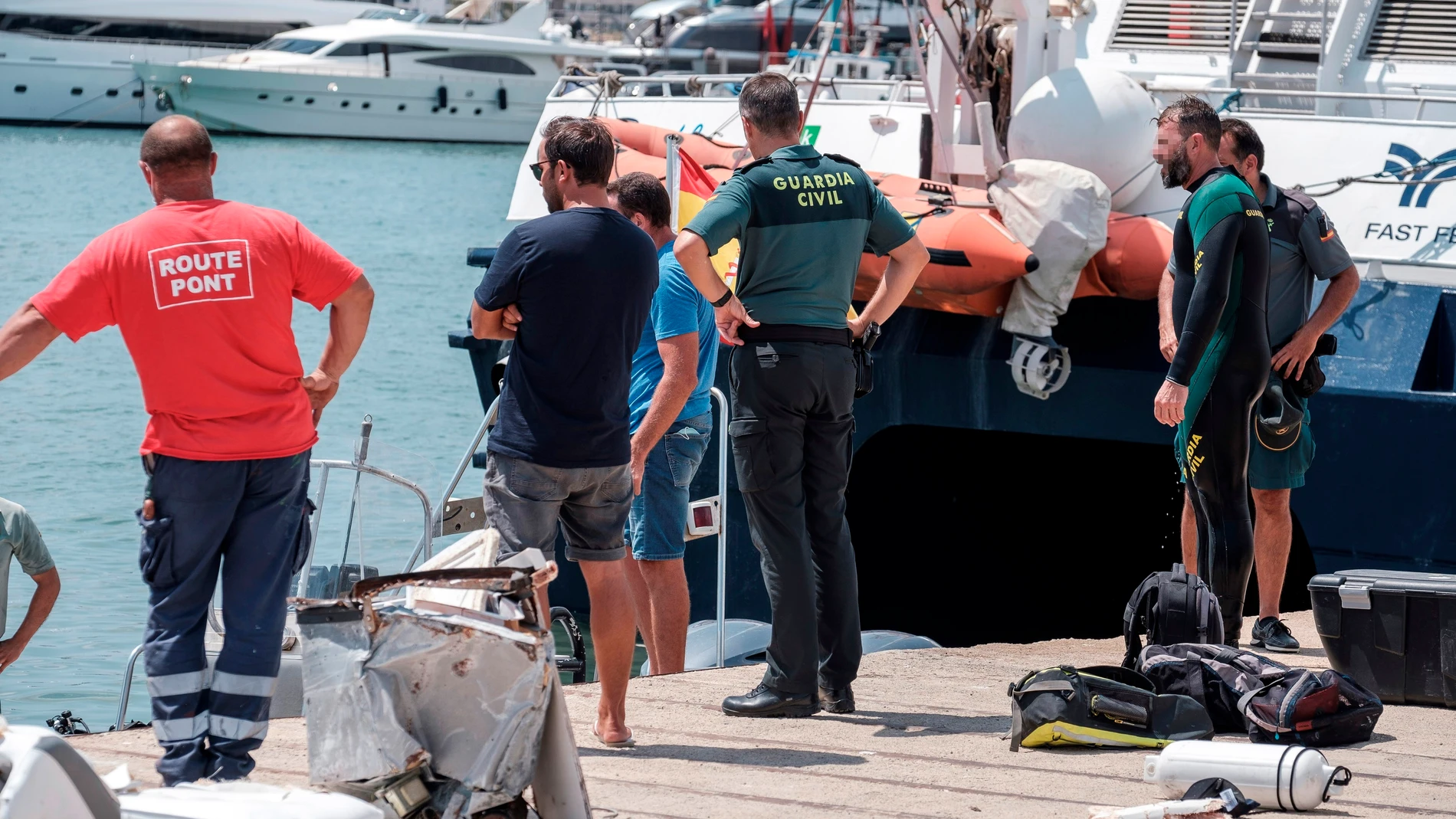 Guardias civiles en el Puerto de Ibiza