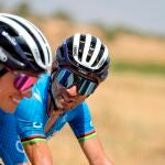 Alejandro Valverde conversa con Enric Mas