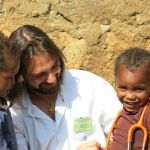 El doctor Iñaki Alegría con unos niños del Hospital de Gambo.