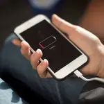 Un teléfono cargando