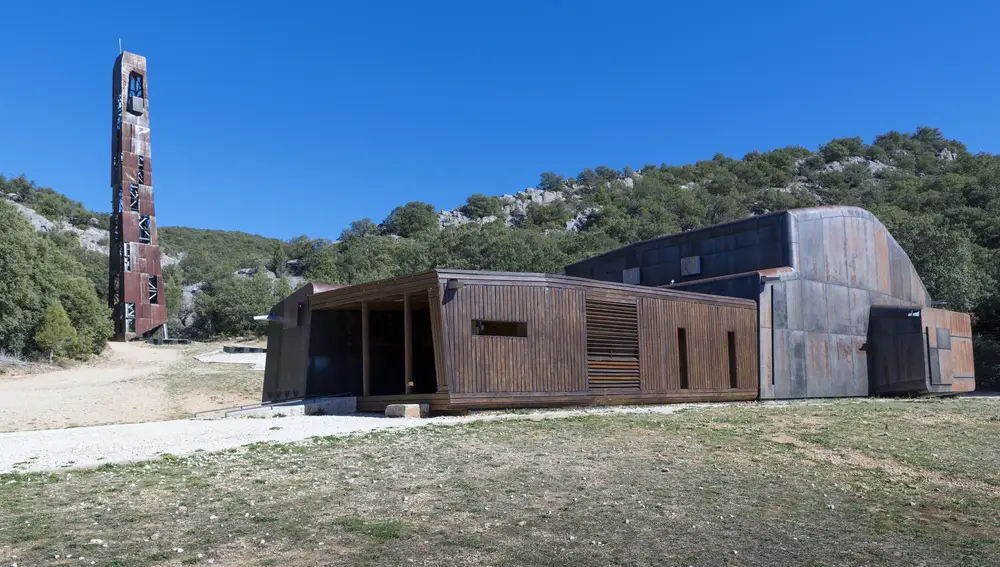 Ermita de San Olav, construida con madera y hierro, a las afueras de Covarrubias.