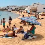 Turistas en Caleta del Sebo, en la isla de La Graciosa, en Canarias