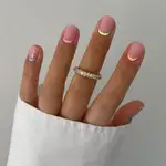 Manicura francesa con líneas de color.