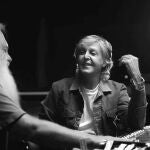 Rick Rubin (de espaldas) y Paul McCartney en el metraje de "McCartney, 3, 2, 1", que estrena Disney +