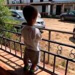 Javier, un niño de 5 años vecino de Lepe (Huelva), con acondroplasia. EFE/Fermín Cabanillas