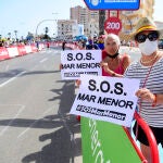 Varias personas participan en una protesta en defensa del Mar Menor al paso de la Vuelta Ciclista a España, a 21 de agosto de 2021, en La Manga, Región de Murcia (España)