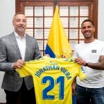 El mediapunta español Jonathan Viera posa junto al presidente de Las Palmas, Miguel Ángel Ramírez.