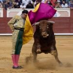 CUENCA, 23/08/2021.- El diestro Morante de la Puebla, que cortó una oreja, en el tercer festejo taurino de la Feria y Fiestas San Julián 2021, hoy lunes en Cuenca. EFE/José del Olmo