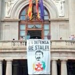 La pancarta se desplegó ayer en el balcón del Consistorio de Valencia