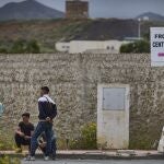 Un grupo de jóvenes, en las inmediaciones de la frontera entre España y Marruecos en la ciudad autónoma de Ceuta en los días posteriores al asalto a la valla