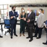 El consejero de Fomento y Medio Ambiente, Juan Carlos Suárez-Quiñones, y la consejera de Presidencia de Asturias, Rita Camblor, presentan el protocolo de coordinación en operaciones de emergencia en túneles de áreas limítrofes en el Centro de Control de Aucalsa (La Ablaneda, Asturias) de la AP-66. En la imagen, el director de Aucalsa, Eduardo Arrojo, les muestra el centro de control de la autopista