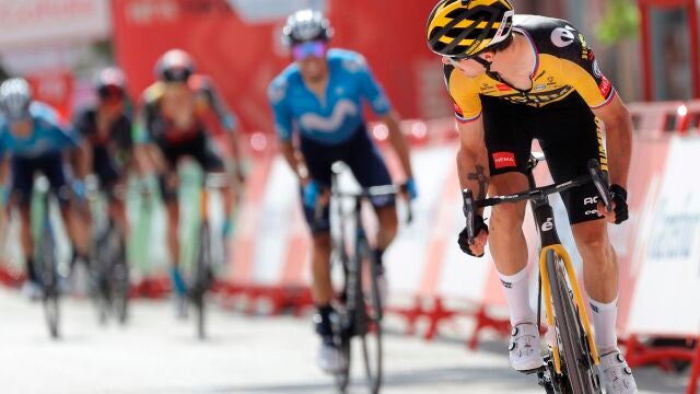 Roglic mira hacia atrás camino de su triunfo en Valdepeñas de Jaén en una etapa de la Vuelta a España