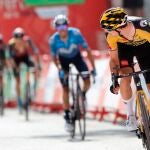 Roglic mira hacia atrás camino de su triunfo en Valdepeñas de Jaén en una etapa de la Vuelta a España