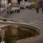 Varios agentes de Mossos d' Esquadra, en el parque de la Espanya Industrial.