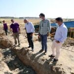 El vicepresidente, Francisco Igea, realiza una visita para conocer los trabajos que desarrolla la Asociación para la Recuperación de la Memoria Histórica de Valladolid en la zona de Medina del Campo
