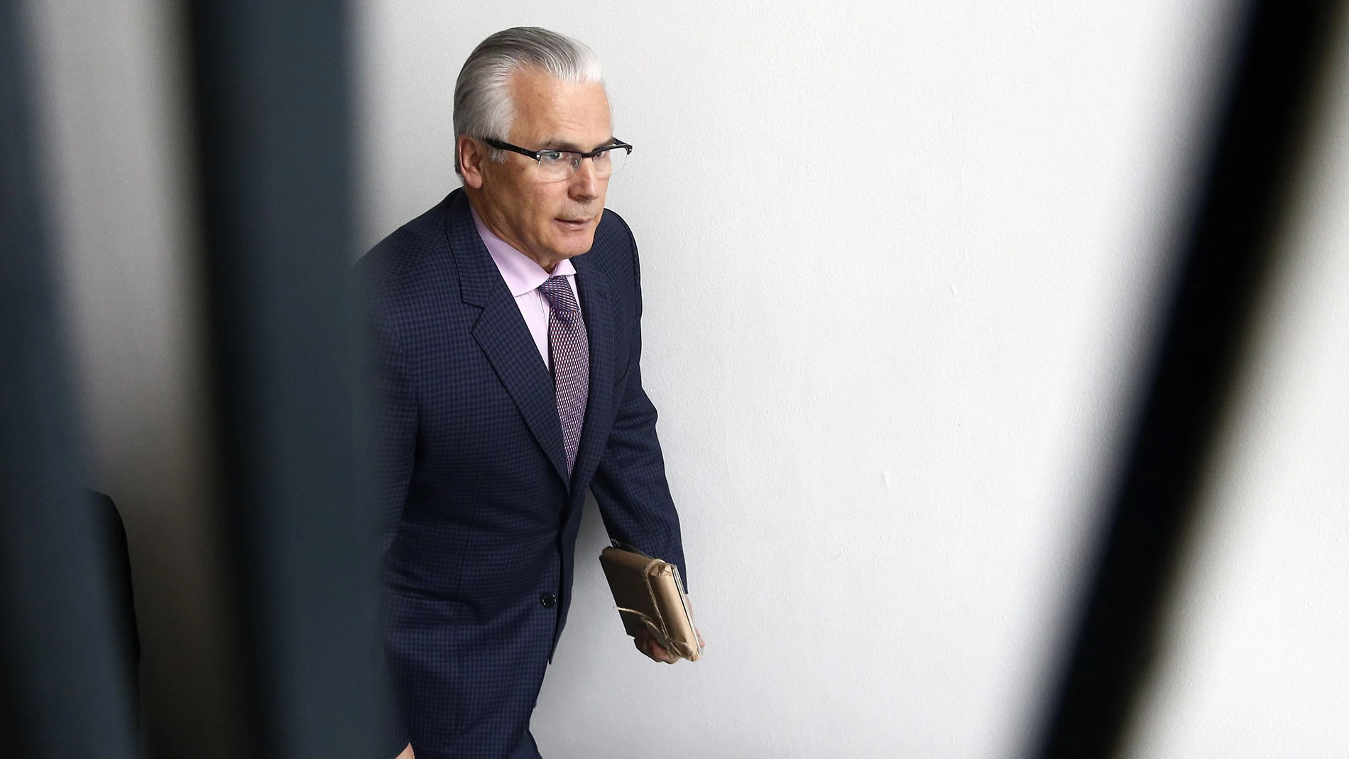 SAN003. SANTIAGO (CHILE), 24/03/2017.- El exjuez español Baltasar Garzón visita la sede de la Fundación Salvador Allende hoy, viernes 24 de marzo de 2017, en Santiago (Chile). Baltasar Garzón restó hoy importancia a las críticas que su visita a Chile provocó en la derecha política y lo atribuyó al resquemor que aún produce la orden de arresto que decretó en 1998 contra el dictador Augusto Pinochet. Garzón vinculó la molestia en la Unión Demócrata Independiente (UDI) con la detención de Pinochet en Londres en 1988, un caso que junto a la persecución de represores argentinos le dio reconocimiento internacional. EFE/Mario Ruiz