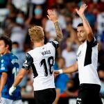 El jugador del Valencia, Daniel Wass es felicitado por sus compañeros tras marcar el primer gol ante el Alavés durante el encuentro que les enfrenta en el estadio de Mestalla (Valencia) correspondiente al campeonato de liga