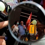 Los repartidores de los seis supermercados de Glovo en Barcelona han secundado este viernes la primera de las nueve jornadas de huelga programadas sin que la empresa haya accedido a negociar de forma colectiva con ellos una mejora de sus condiciones laborales. EFE/ Alejandro García
