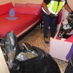 La Policía registró la vivienda del detenido tras la persecución policial e intervino más bolsas con cogollos de marihuana