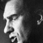 Fernando Fernán Gómez, recitando aquí para un poemario, nació el 28 de agosto de 1921