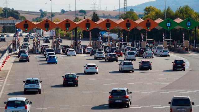 Varios coches se aproximan a las cabinas de pago de una carretera de peaje