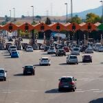 Varios coches se aproximan a las cabinas de pago de una carretera de peaje