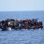 Foto de archivo de inmigrantes en patera