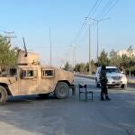 Patrulla talibán en los alrededores del aeropuerto de Kabul