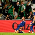 Dani Carvajal (i) celebra su gol, primero del equipo ante el Betis
