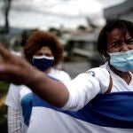 -FOTODELDÍA- AME1216. SAN JOSÉ (COSTA RICA), 27/08/2021.- Ciudadanos nicaragüenses residentes en Costa Rica participan en una protesta contra el Gobierno de Daniel Ortega, hoy, frente a la CIDH en San José (Costa Rica). Nicaragüenses asisten este viernes, en San José (Costa Rica), a una protesta en frente a la sede de la Corte Interamericana de Derechos Humanos (CIDH) para manifestarse contra lo que consideran represión y falsas elecciones, los presos políticos en su país, entre otros asuntos que acarrea el Gobierno del presidente nicaragüense Daniel Ortega. EFE/ Jeffrey Arguedas