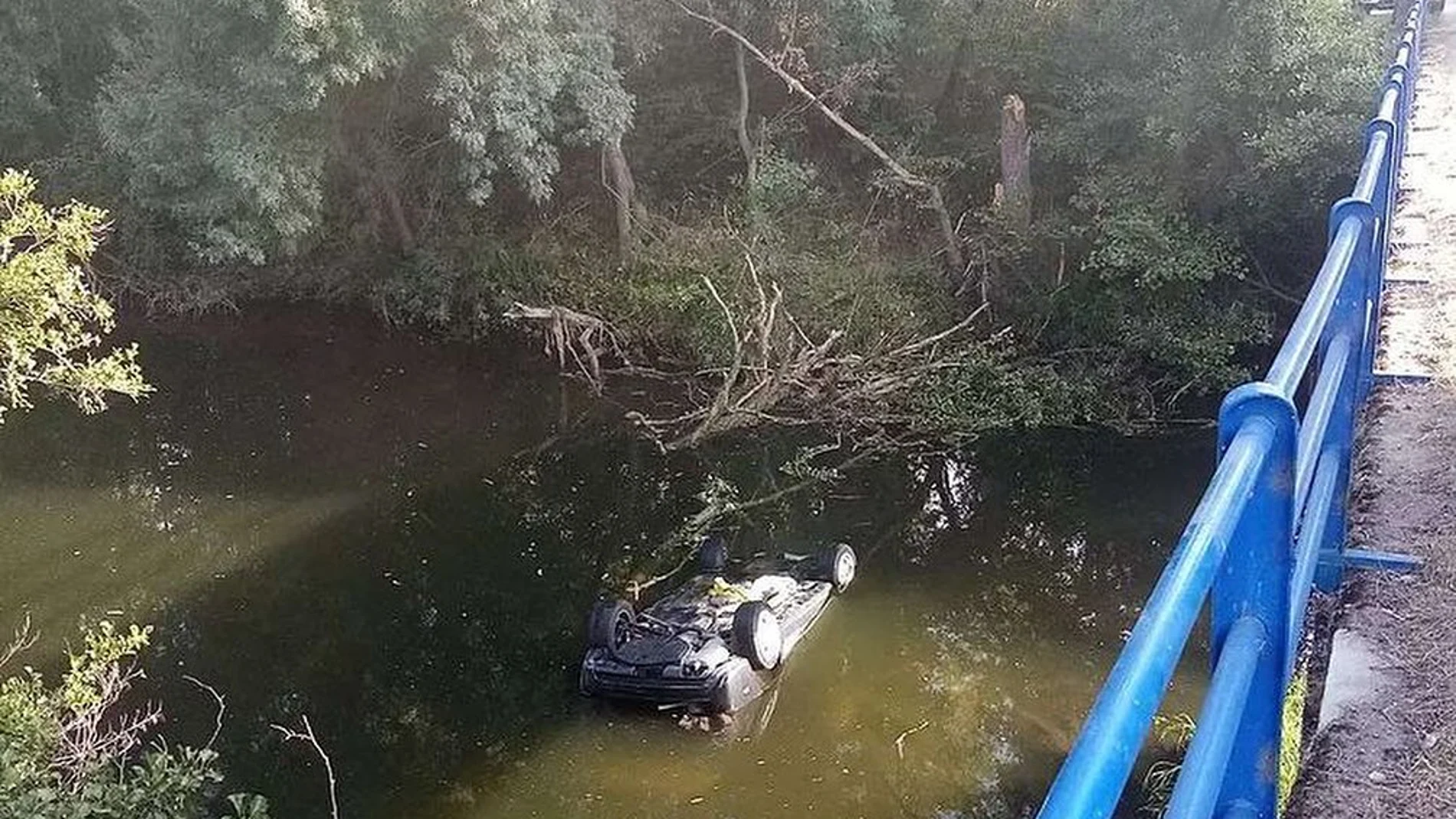 Vehículo en el río Nela, tras el accidente