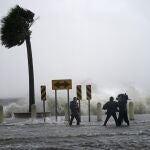 Un euqipo de televisión informa en directo del paso del Huracán Ida por las inmediaciones del Lago Pontchartrain, en Nueva Orleans