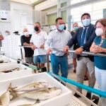El presidente murciano, Fernando López Miras, durante su visita este lunes a la cofradía de pescadores de San Pedro del Pinatar que hoy ha capturado 4 toneladas de doradas y lubinas en el mar Menor