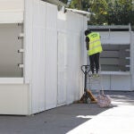 Un operario trabaja en la instalación de las casetas de la Feria del Libro de Madrid 2021.